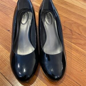 Trotters Women's Black Patent Leather Pumps